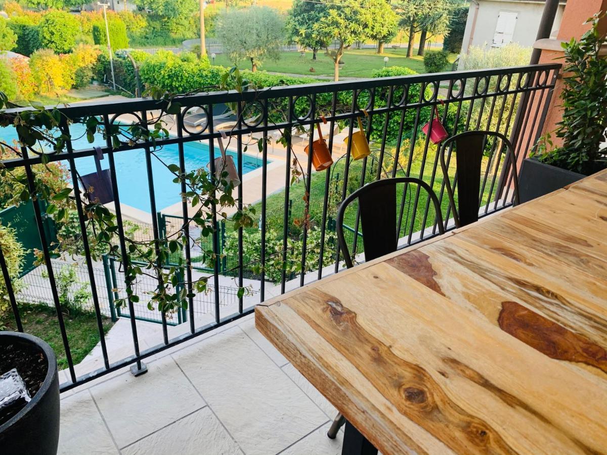 דסנזאנו דל גארדה Charming Attic Apartment With Balcony & Swimming Pool מראה חיצוני תמונה