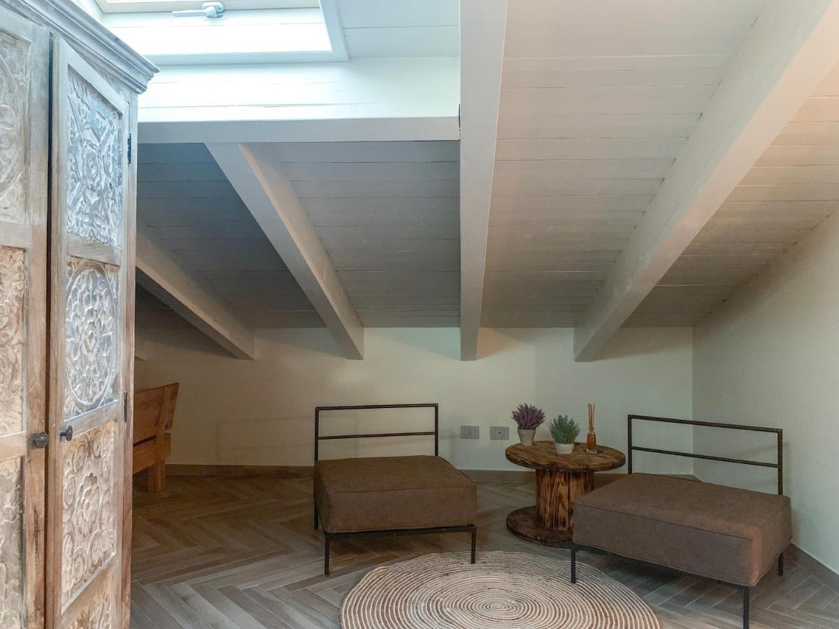 דסנזאנו דל גארדה Charming Attic Apartment With Balcony & Swimming Pool מראה חיצוני תמונה