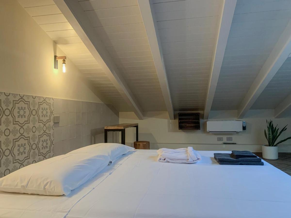 דסנזאנו דל גארדה Charming Attic Apartment With Balcony & Swimming Pool מראה חיצוני תמונה
